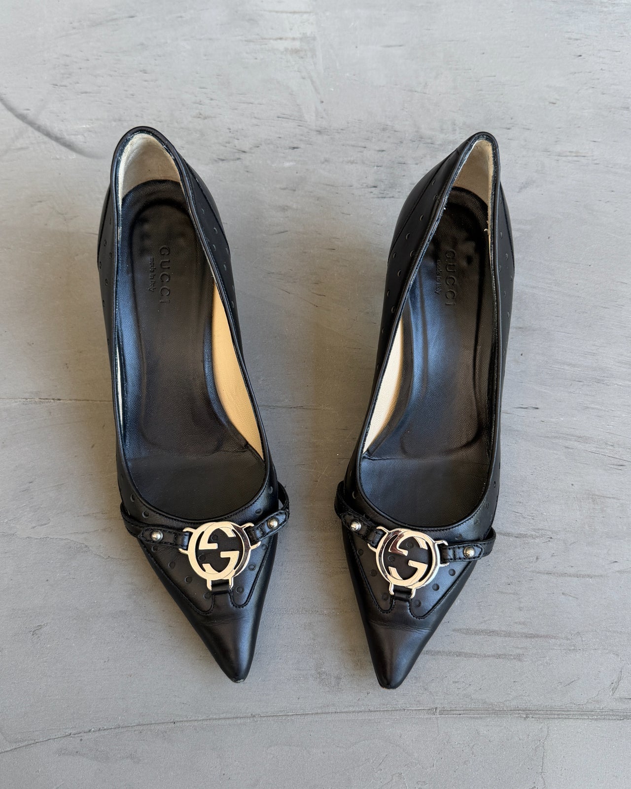 Gucci Black Leather Kitten Heel – EU 36-on a concrete background