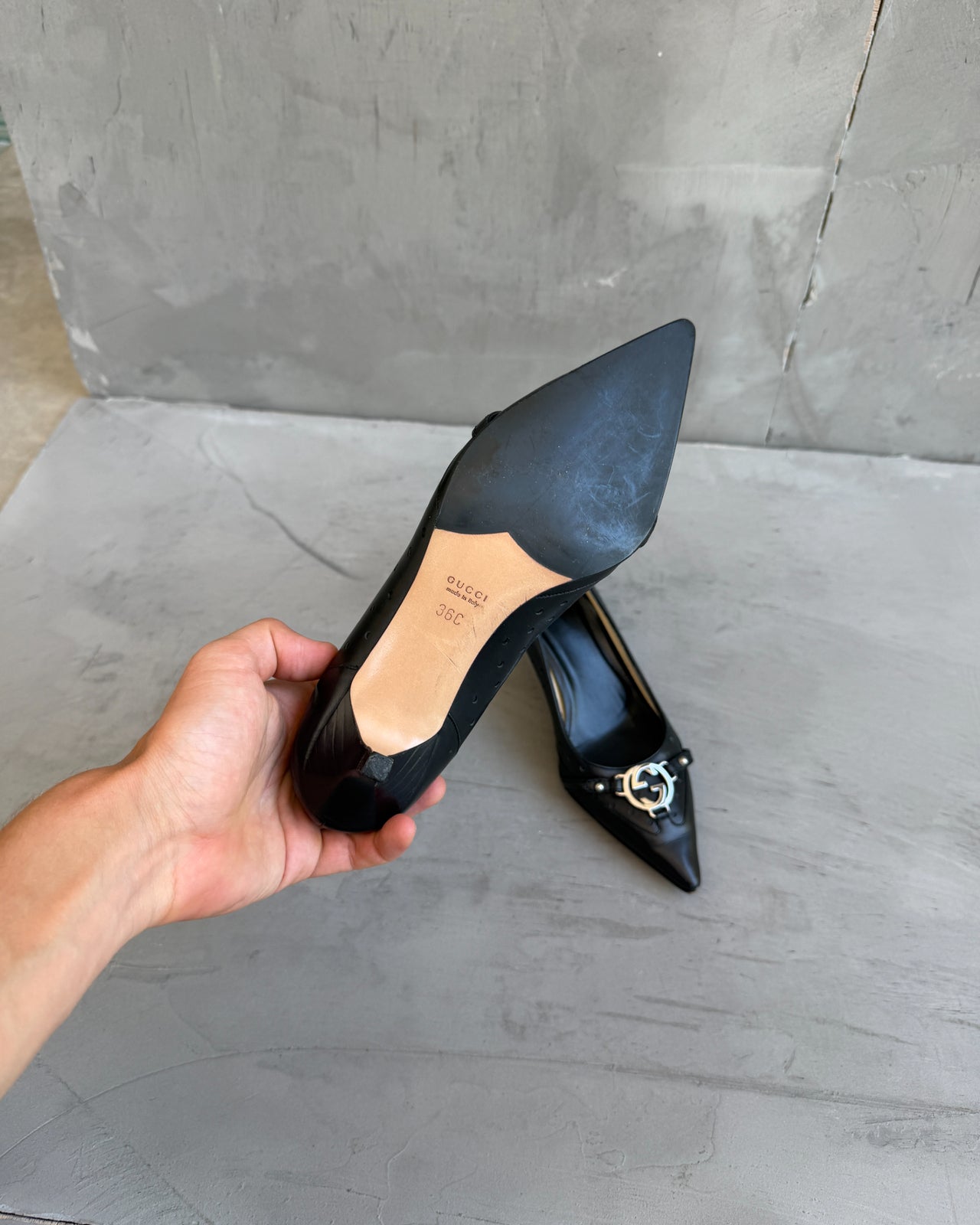 Gucci Black Leather Kitten Heel – EU 36-on a concrete background