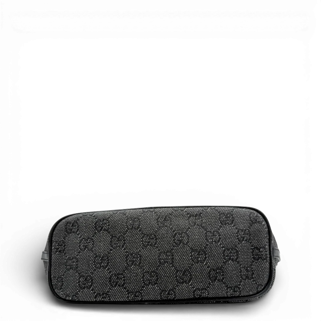 https://cdn.shopify.com/s/files/1/0564/9376/8855/files/GucciHandtascheBoatBaguettemonogramschwarz_dunkelgrau_1462.webp?v=1771503876
