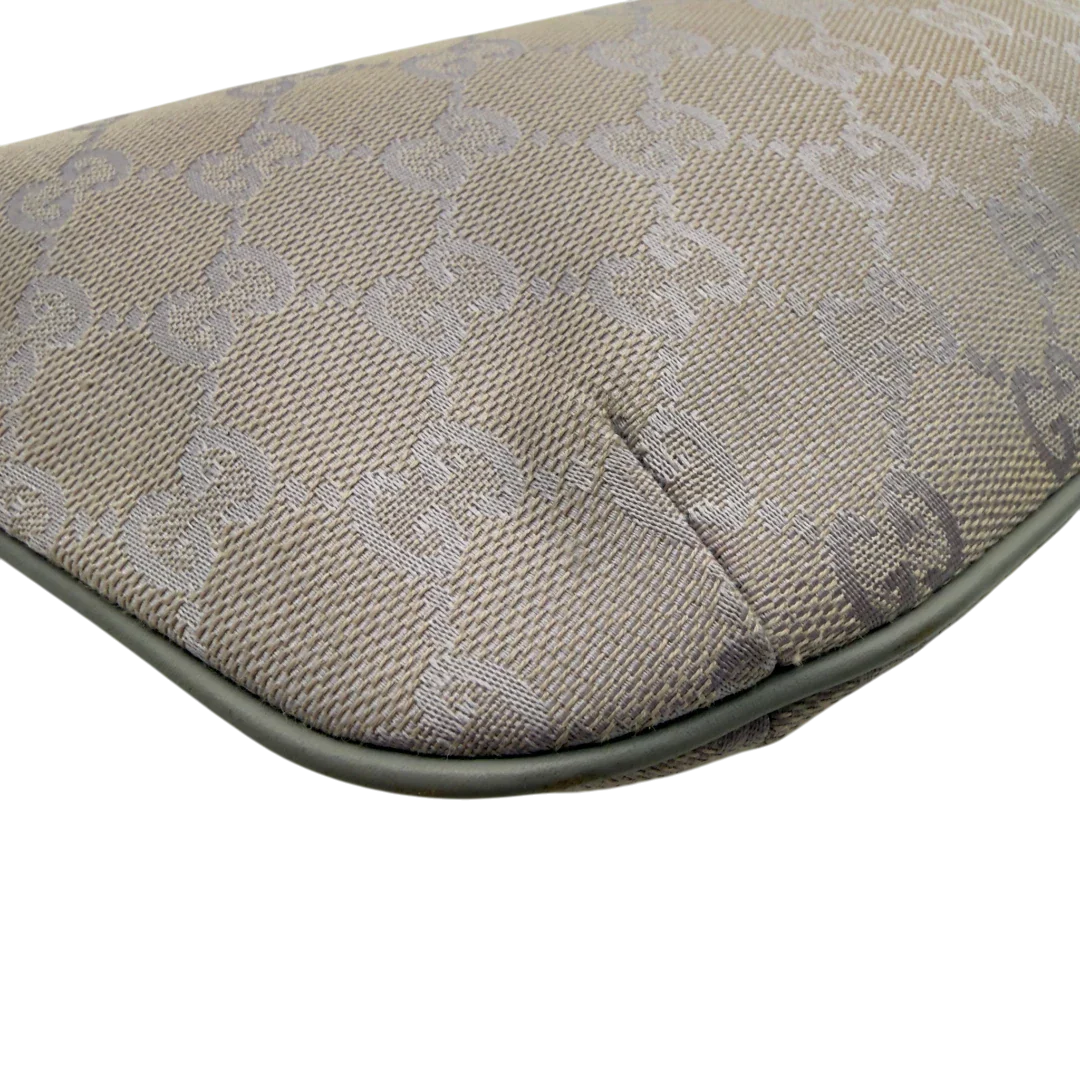 https://cdn.shopify.com/s/files/1/0564/9376/8855/files/GucciPochetteCroissantmonogramsilber7342.webp?v=1778681230
