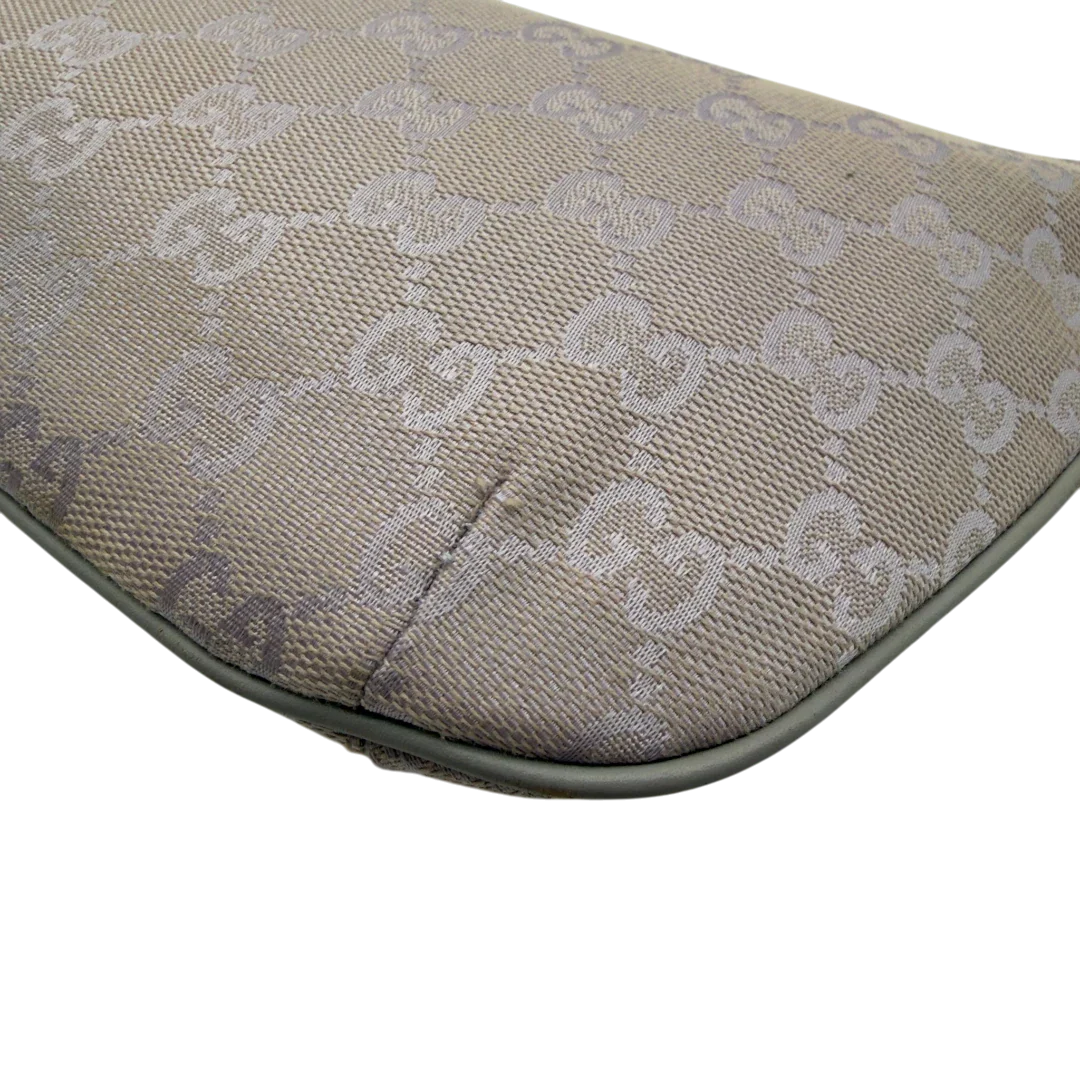 https://cdn.shopify.com/s/files/1/0564/9376/8855/files/GucciPochetteCroissantmonogramsilber7343.webp?v=1778681230