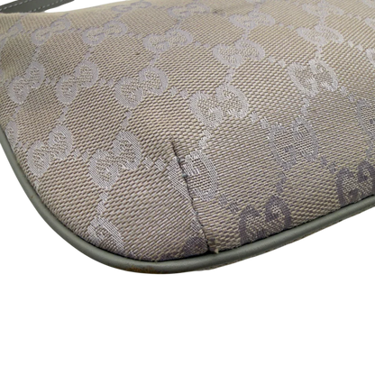 https://cdn.shopify.com/s/files/1/0564/9376/8855/files/GucciPochetteCroissantmonogramsilber7344.webp?v=1778681230