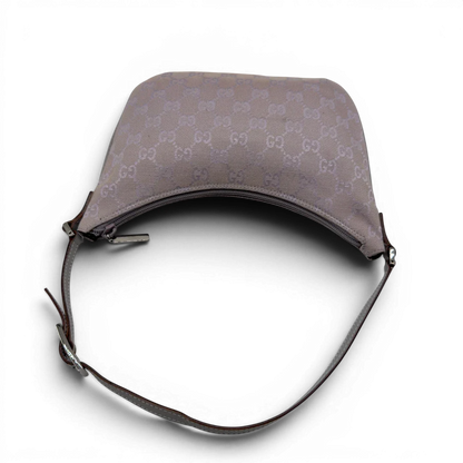 https://cdn.shopify.com/s/files/1/0564/9376/8855/files/GucciPochetteCroissantmonogramsilber7345.webp?v=1778681230