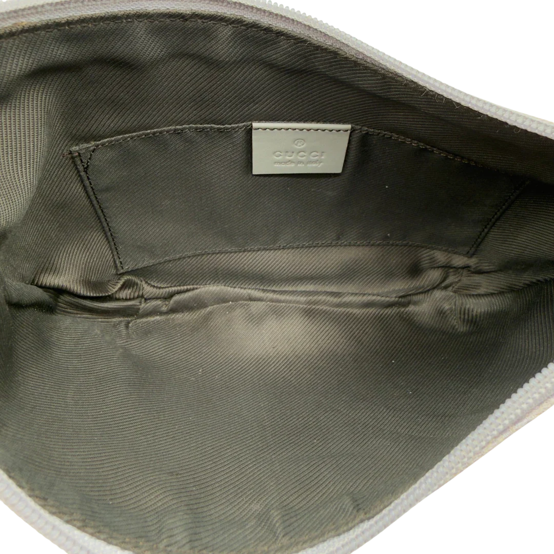 https://cdn.shopify.com/s/files/1/0564/9376/8855/files/GucciPochetteCroissantmonogramsilber7348.webp?v=1778681230