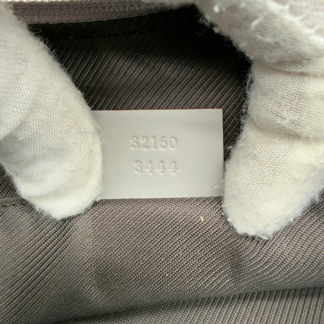https://cdn.shopify.com/s/files/1/0564/9376/8855/files/GucciPochetteCroissantmonogramsilber7350.webp?v=1778681230