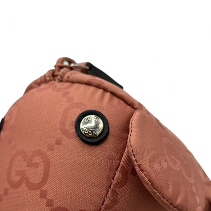 https://cdn.shopify.com/s/files/1/0564/9376/8855/files/Gucci_Beutel_Baer_aus_Nylon_rosa_Vintage_Designer_Collectible170.webp?v=1741763346