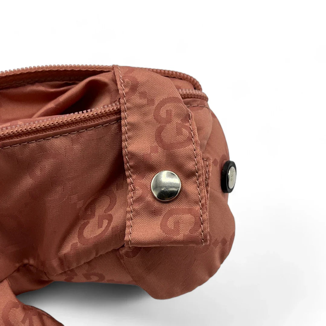 https://cdn.shopify.com/s/files/1/0564/9376/8855/files/Gucci_Beutel_Baer_aus_Nylon_rosa_Vintage_Designer_Collectible172.webp?v=1741763346