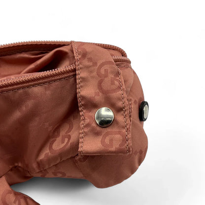 https://cdn.shopify.com/s/files/1/0564/9376/8855/files/Gucci_Beutel_Baer_aus_Nylon_rosa_Vintage_Designer_Collectible172.webp?v=1741763346