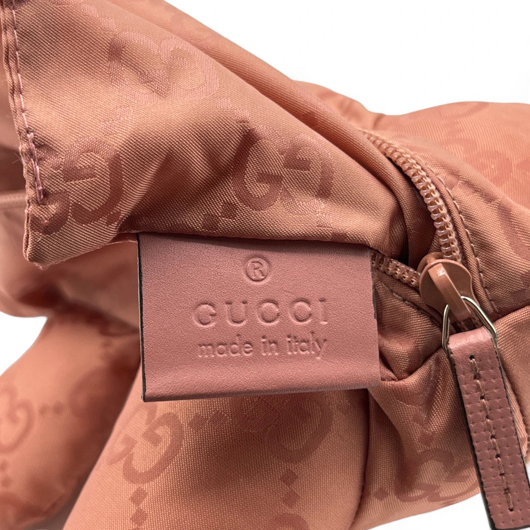 https://cdn.shopify.com/s/files/1/0564/9376/8855/files/Gucci_Beutel_Baer_aus_Nylon_rosa_Vintage_Designer_Collectible173.webp?v=1741763346