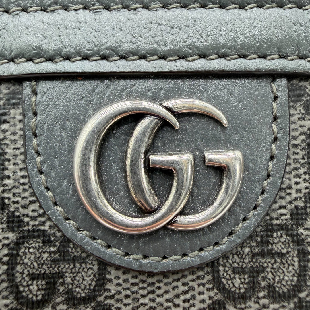 https://cdn.shopify.com/s/files/1/0564/9376/8855/files/Gucci_Clutch_Ophidia_Pouch_monogram_grau___schwarz_vintage_GG0830.webp?v=1761265158