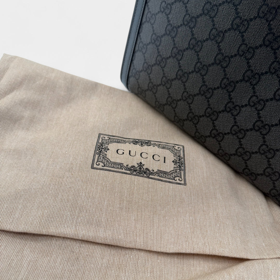 https://cdn.shopify.com/s/files/1/0564/9376/8855/files/Gucci_Clutch_Ophidia_Pouch_monogram_grau___schwarz_vintage_GG0836.webp?v=1761265158