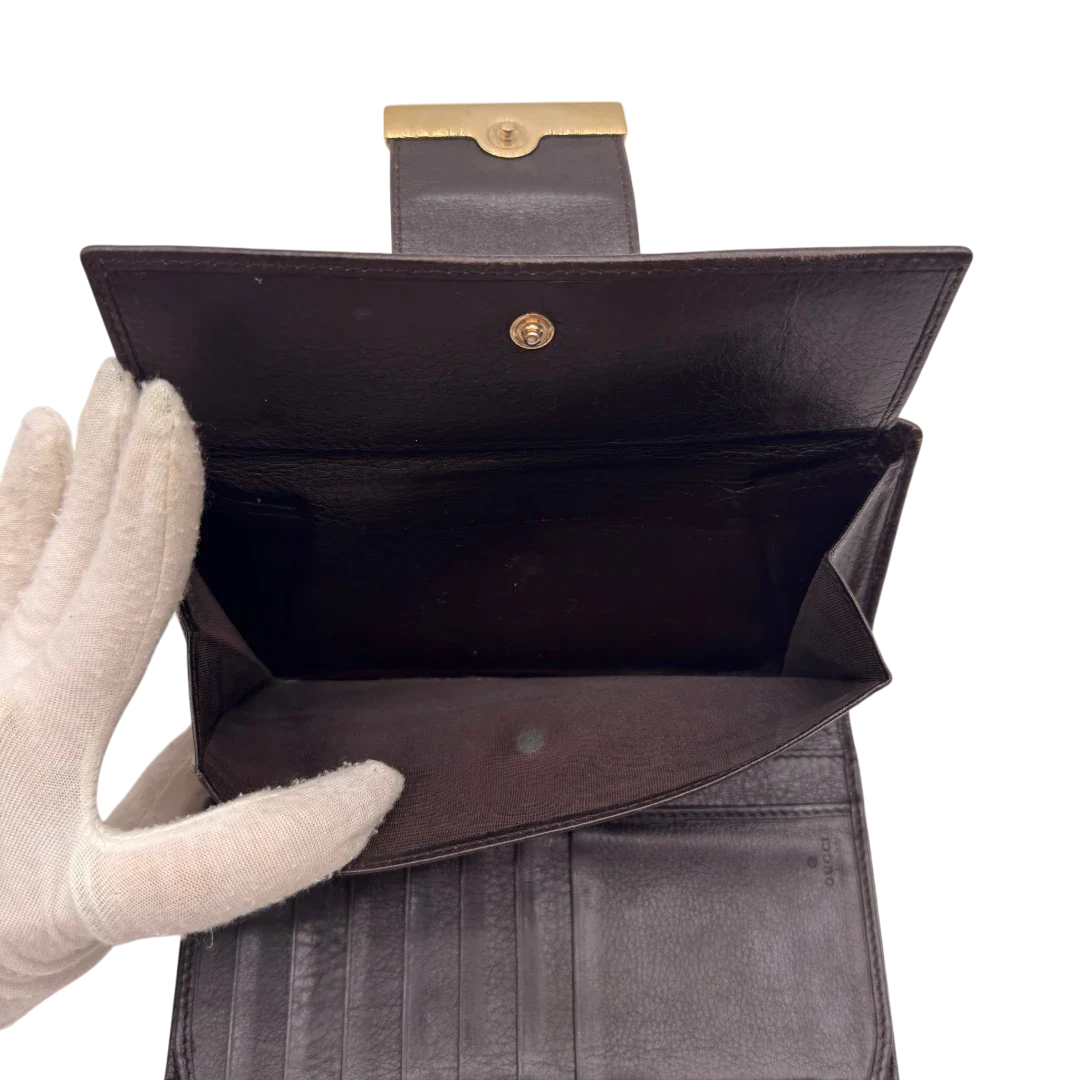 https://cdn.shopify.com/s/files/1/0564/9376/8855/files/Gucci_Geldbeutel_Bifold_langlich_aus_Leder_monogram_dunkelbraun_18.webp?v=1784242159