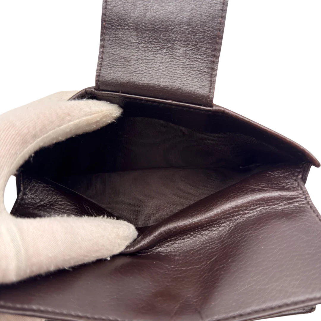https://cdn.shopify.com/s/files/1/0564/9376/8855/files/Gucci_Geldbeutel_Bifold_langlich_aus_Leder_monogram_dunkelbraun_20.webp?v=1784242159