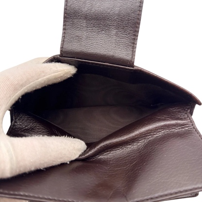 https://cdn.shopify.com/s/files/1/0564/9376/8855/files/Gucci_Geldbeutel_Bifold_langlich_aus_Leder_monogram_dunkelbraun_20.webp?v=1784242159