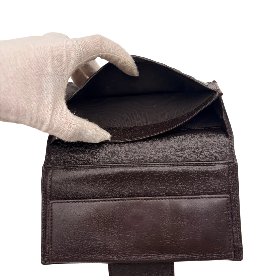 https://cdn.shopify.com/s/files/1/0564/9376/8855/files/Gucci_Geldbeutel_Bifold_langlich_aus_Leder_monogram_dunkelbraun_23.webp?v=1784242159