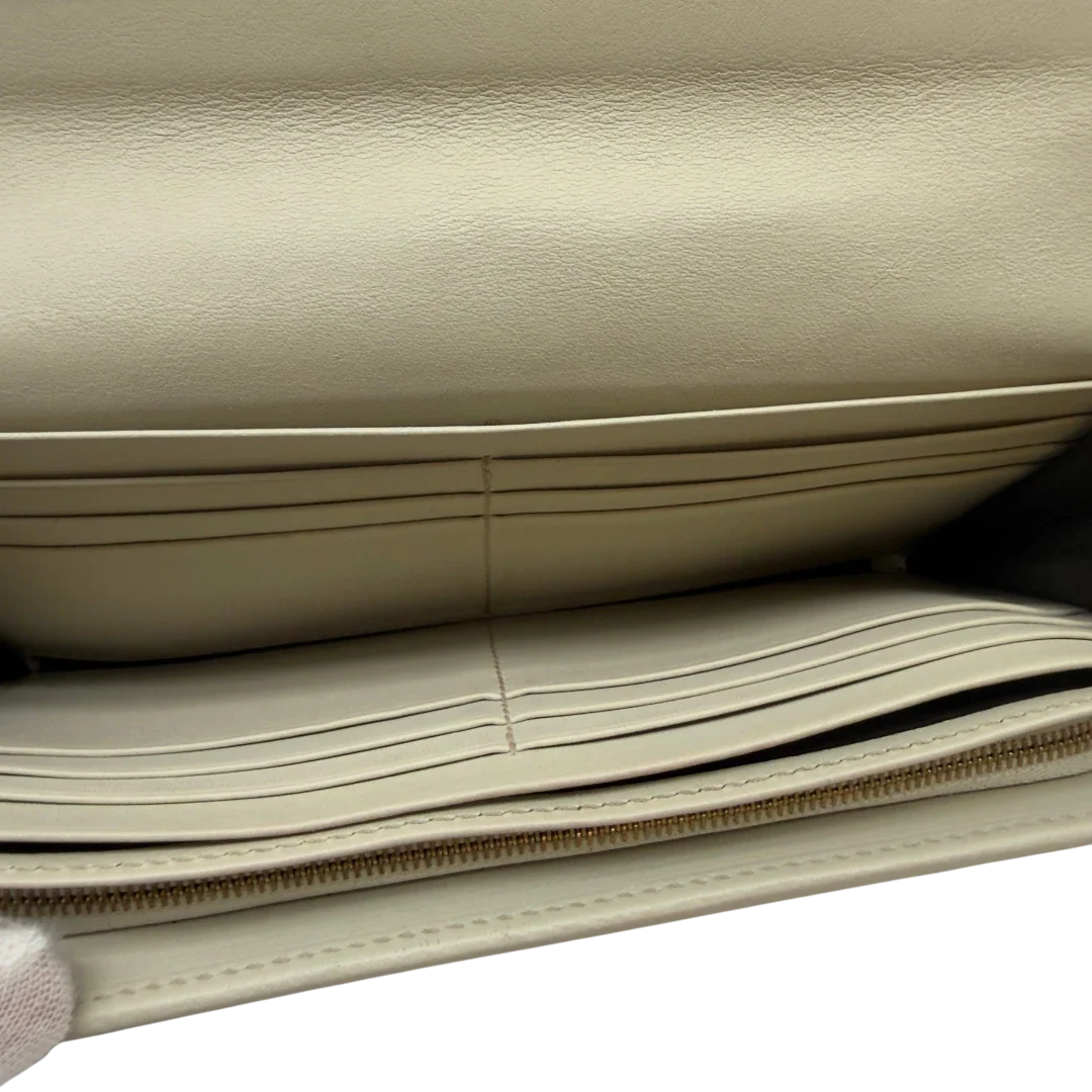 https://cdn.shopify.com/s/files/1/0564/9376/8855/files/Gucci_Geldbeutel_GG_langlich_monogram_beige_10.webp?v=1783513044