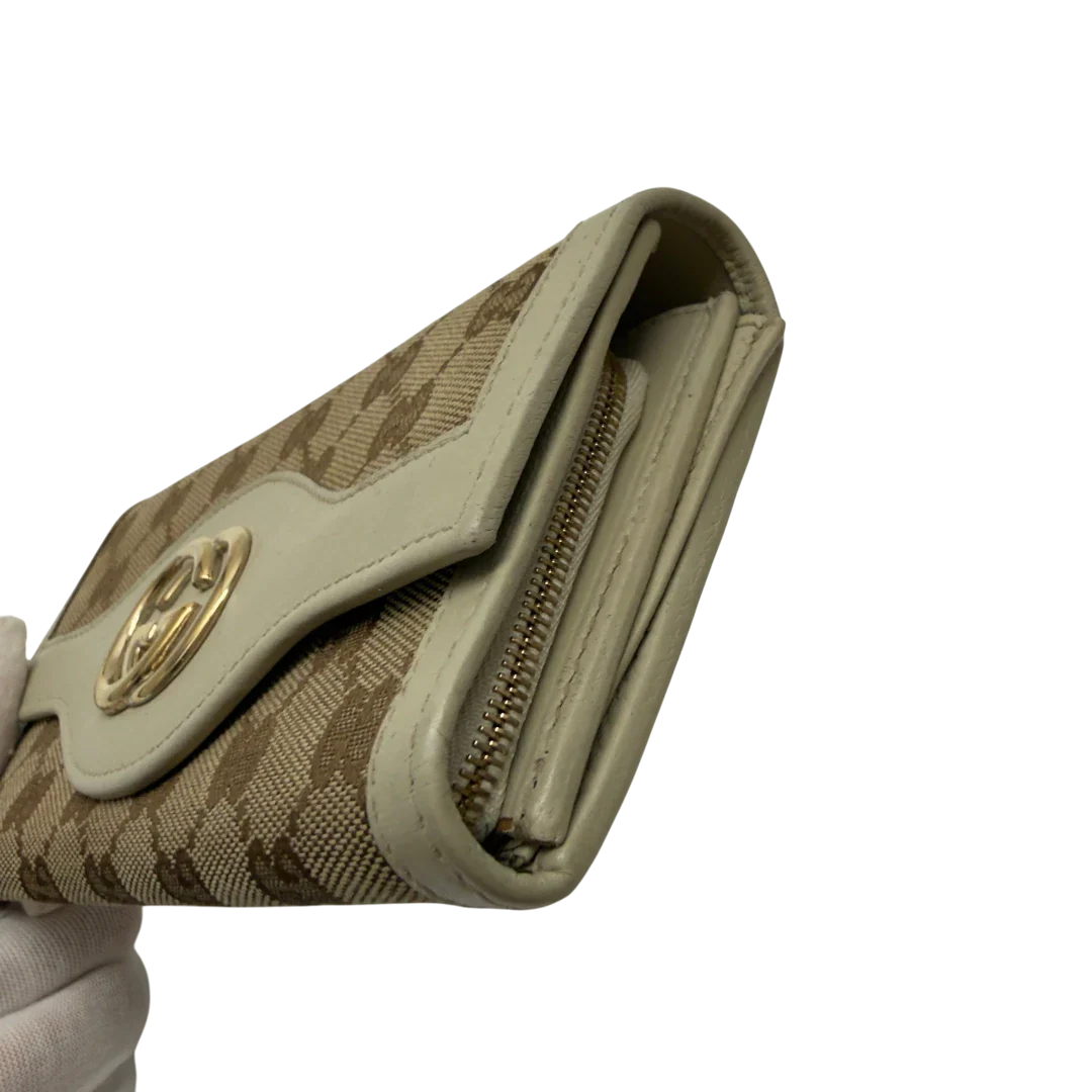 https://cdn.shopify.com/s/files/1/0564/9376/8855/files/Gucci_Geldbeutel_GG_langlich_monogram_beige_3.webp?v=1783513044