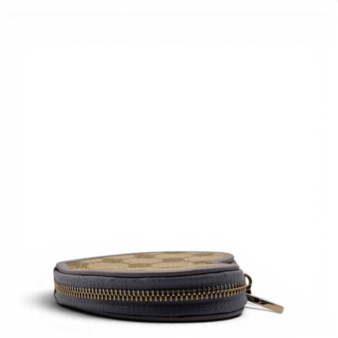 https://cdn.shopify.com/s/files/1/0564/9376/8855/files/Gucci_Geldbeutel_Herzformig_aus_Leder_braun_vintage_GG7212.webp?v=1779896091
