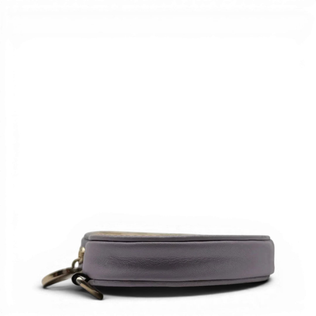 https://cdn.shopify.com/s/files/1/0564/9376/8855/files/Gucci_Geldbeutel_Herzformig_aus_Leder_braun_vintage_GG7213.webp?v=1779896090