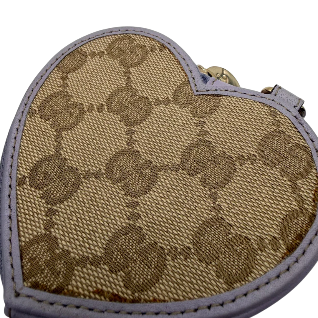 https://cdn.shopify.com/s/files/1/0564/9376/8855/files/Gucci_Geldbeutel_Herzformig_aus_Leder_braun_vintage_GG7218.webp?v=1779896092