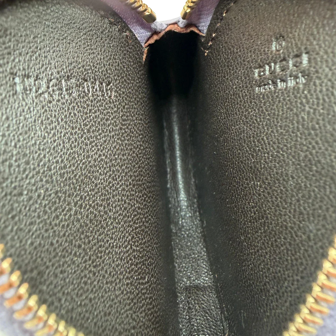 https://cdn.shopify.com/s/files/1/0564/9376/8855/files/Gucci_Geldbeutel_Herzformig_aus_Leder_braun_vintage_GG7219.webp?v=1779896091