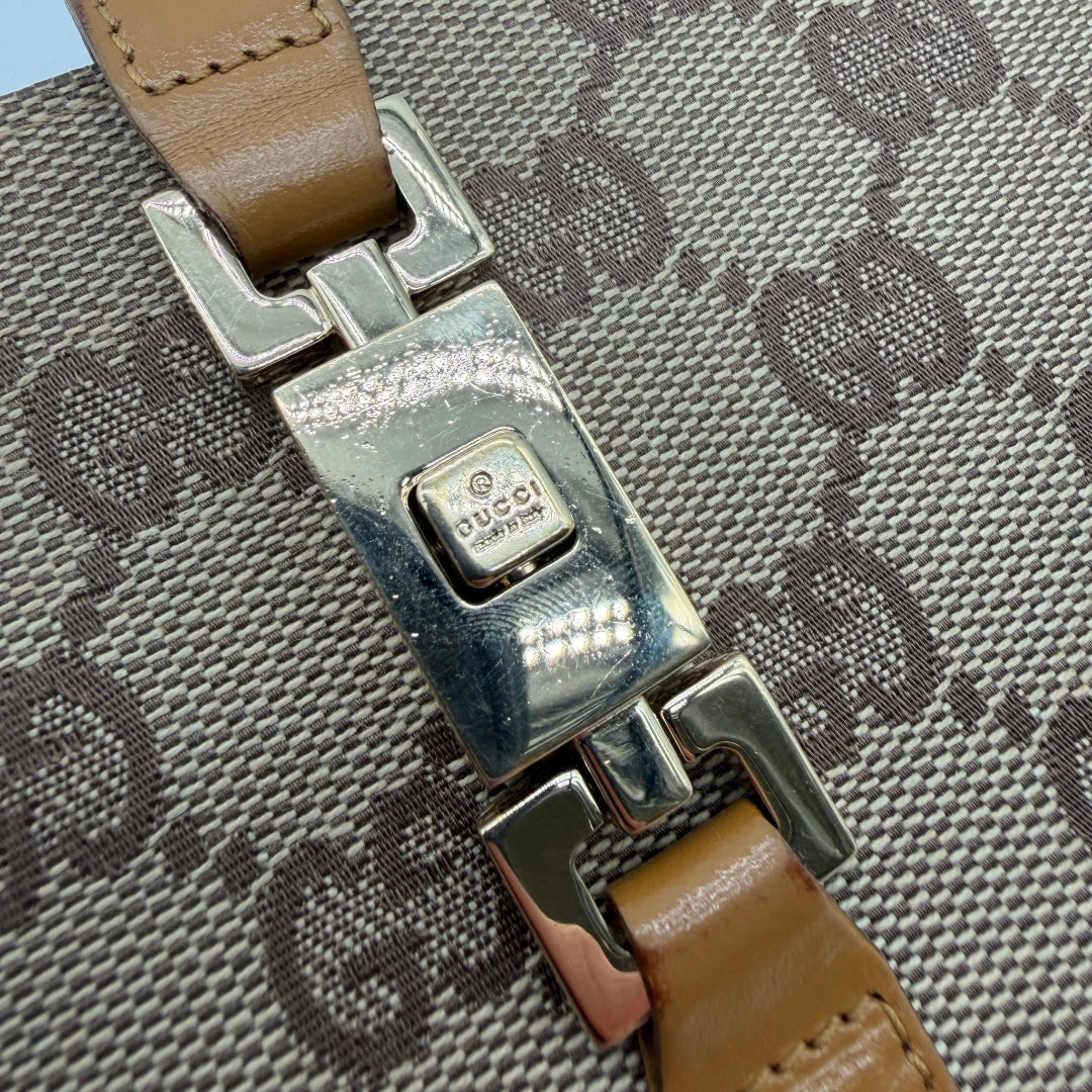 https://cdn.shopify.com/s/files/1/0564/9376/8855/files/Gucci_Geldbeutel_Jackie_langlich_monogram_beige_vintage_GG8167.webp?v=1781084189