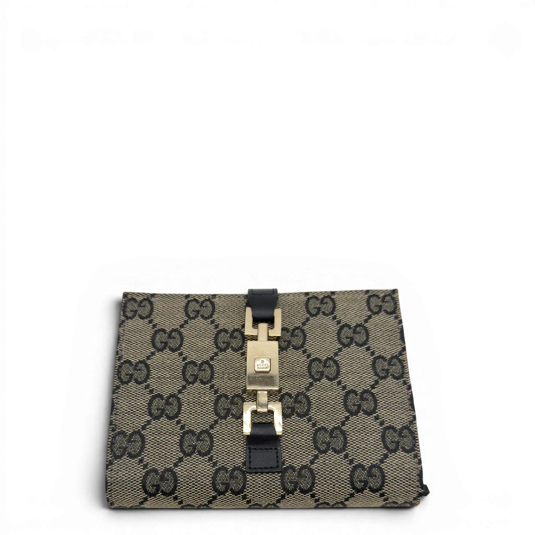 https://cdn.shopify.com/s/files/1/0564/9376/8855/files/Gucci_Geldbeutel_Jackie_monogram_beige_1.webp?v=1782385289