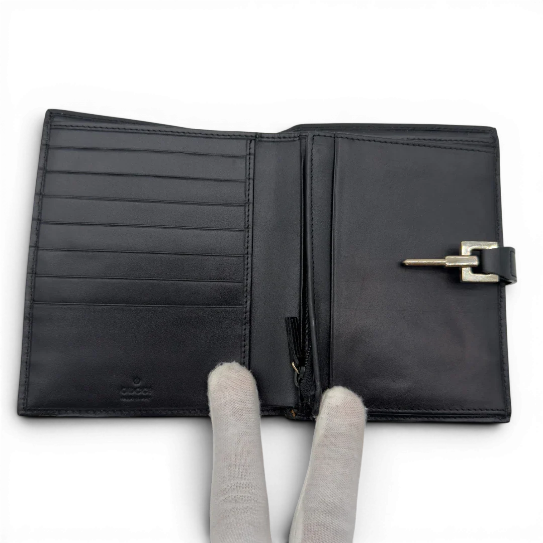 https://cdn.shopify.com/s/files/1/0564/9376/8855/files/Gucci_Geldbeutel_Jackie_monogram_beige_11.webp?v=1782385289