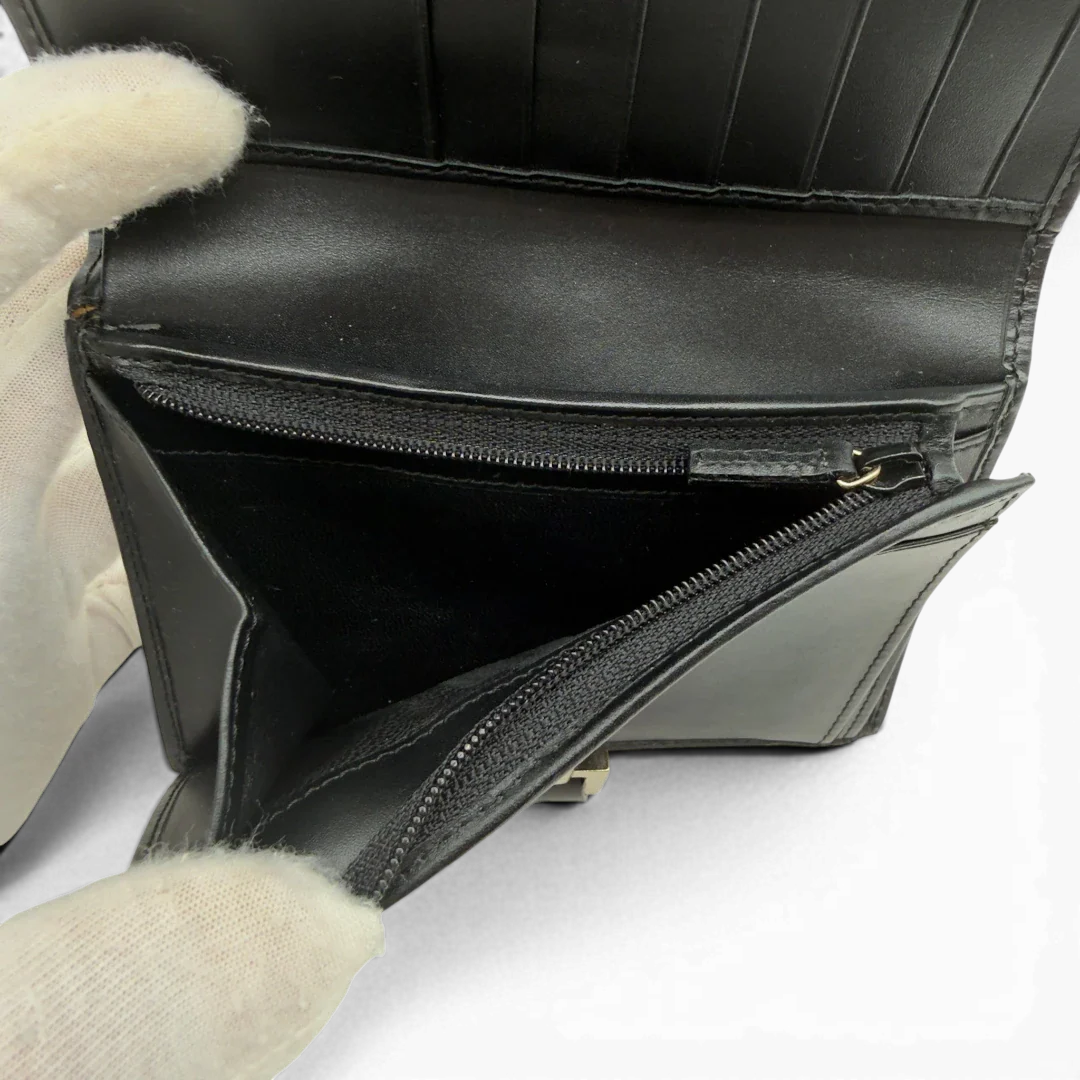 https://cdn.shopify.com/s/files/1/0564/9376/8855/files/Gucci_Geldbeutel_Jackie_monogram_beige_14.webp?v=1782385289