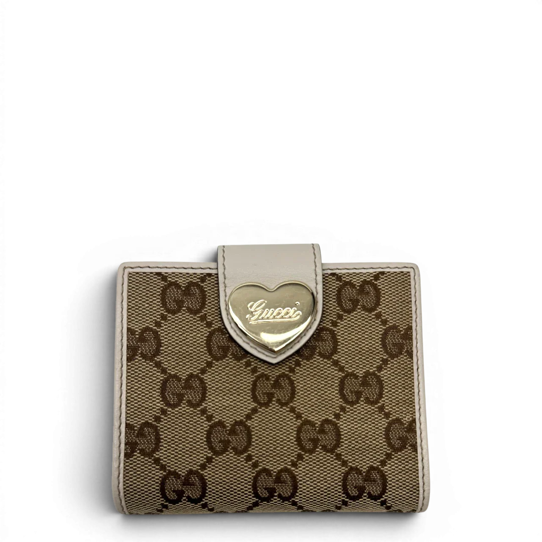 https://cdn.shopify.com/s/files/1/0564/9376/8855/files/Gucci_Geldbeutel_Lovely_Heart_monogram_beige_1.webp?v=1784270174