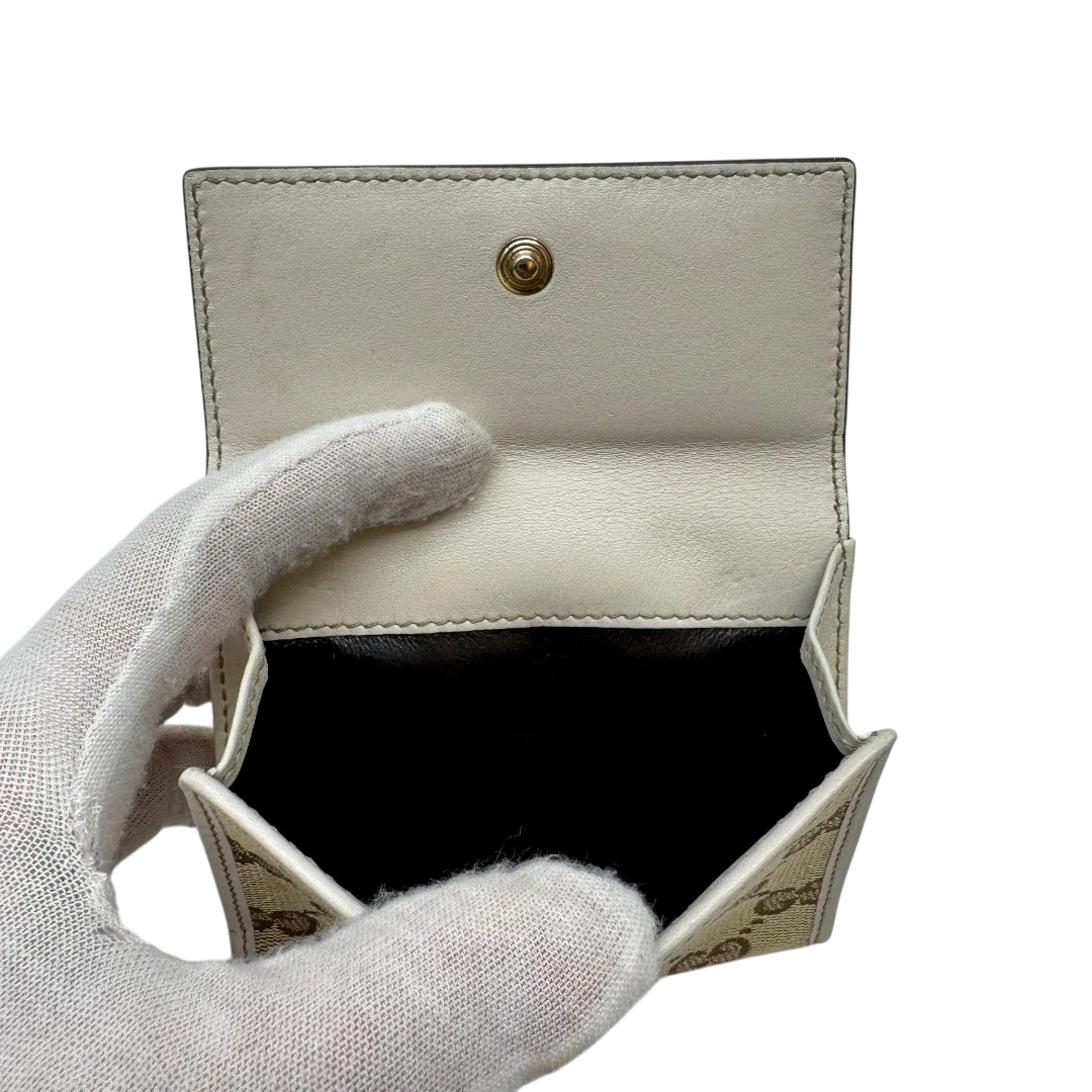 https://cdn.shopify.com/s/files/1/0564/9376/8855/files/Gucci_Geldbeutel_Lovely_Heart_monogram_beige_6.webp?v=1784270174