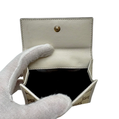 https://cdn.shopify.com/s/files/1/0564/9376/8855/files/Gucci_Geldbeutel_Lovely_Heart_monogram_beige_6.webp?v=1784270174