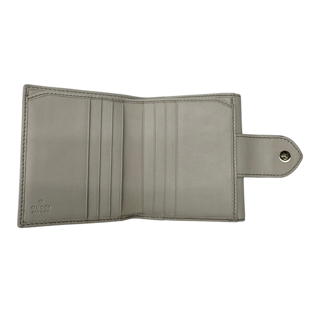 https://cdn.shopify.com/s/files/1/0564/9376/8855/files/Gucci_Geldbeutel_Lovely_Heart_monogram_beige_7.webp?v=1784270173