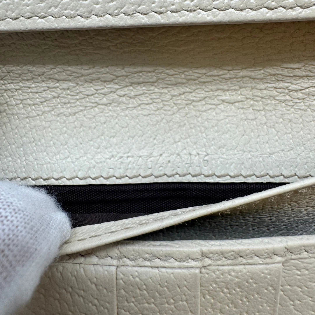 https://cdn.shopify.com/s/files/1/0564/9376/8855/files/Gucci_Geldbeutel_Princy_Continental_monogram_beige_11.webp?v=1783513454