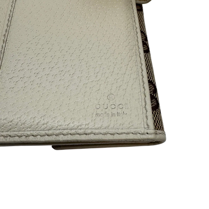 https://cdn.shopify.com/s/files/1/0564/9376/8855/files/Gucci_Geldbeutel_Princy_Continental_monogram_beige_9.webp?v=1783513453