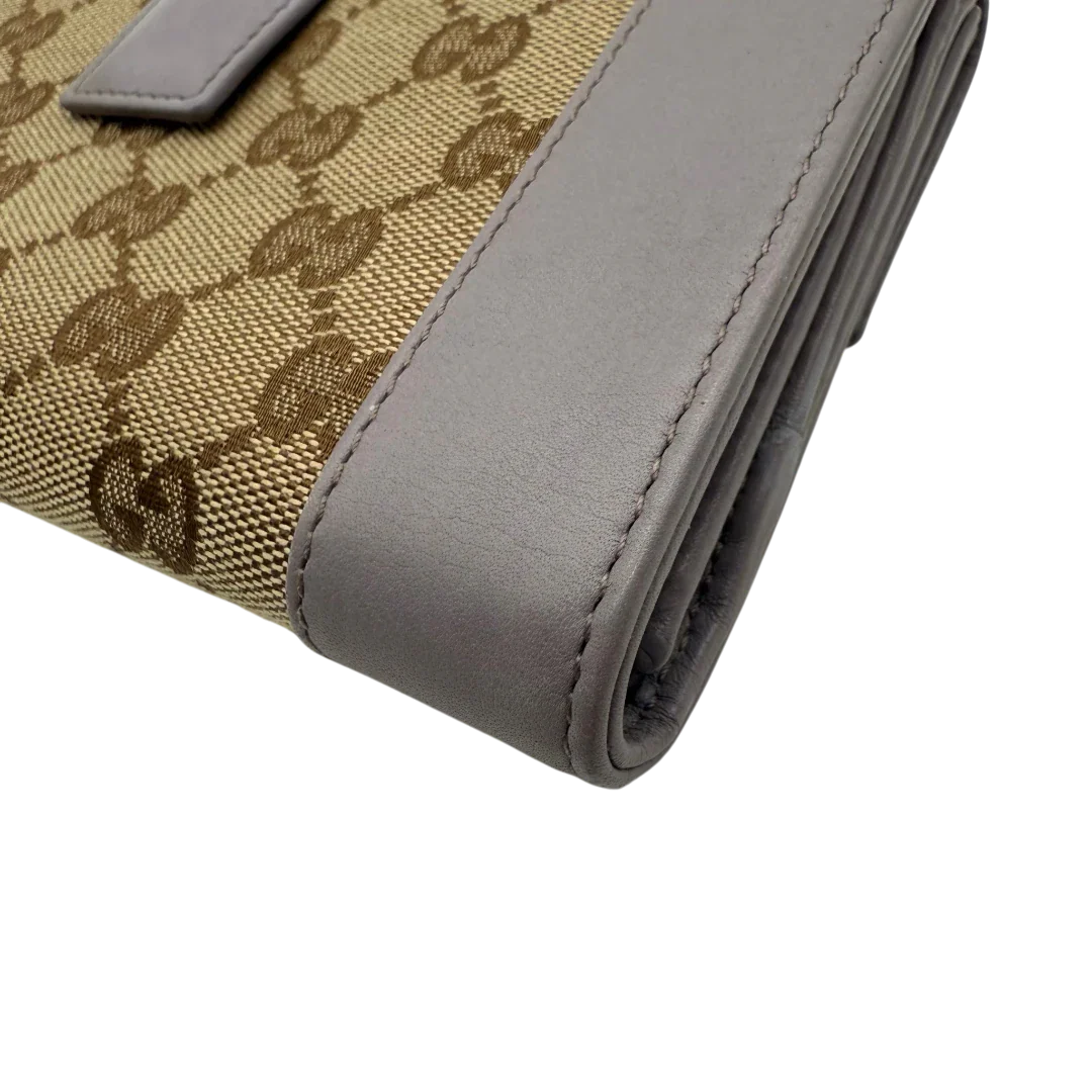 https://cdn.shopify.com/s/files/1/0564/9376/8855/files/Gucci_Geldbeutel_langlich_Trifold_monogram_beige_vintage_GG4064.webp?v=1775733031