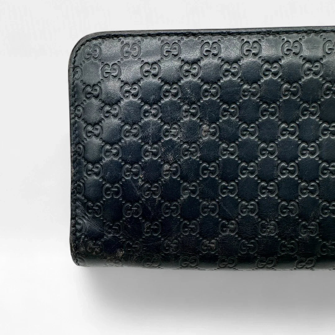https://cdn.shopify.com/s/files/1/0564/9376/8855/files/Gucci_Geldbeutel_langlich_aus_Leder_monogram_dunkelblau_vintage_GG_wallet7969.webp?v=1758633154