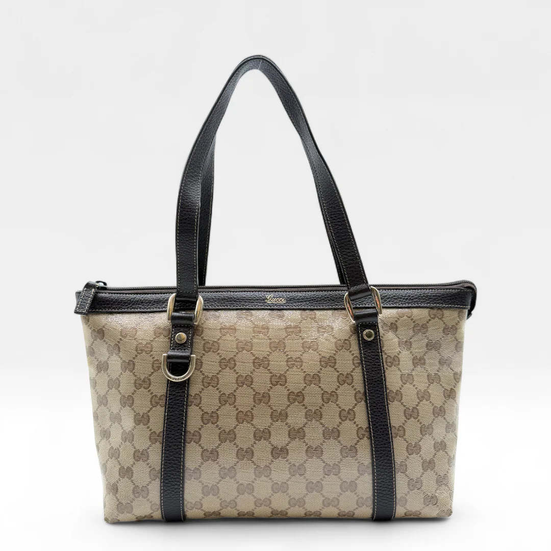 https://cdn.shopify.com/s/files/1/0564/9376/8855/files/Gucci_Handtasche_Abbey_PVC_monogram_beige_vintage_gg_handbag7977.webp?v=1759322312