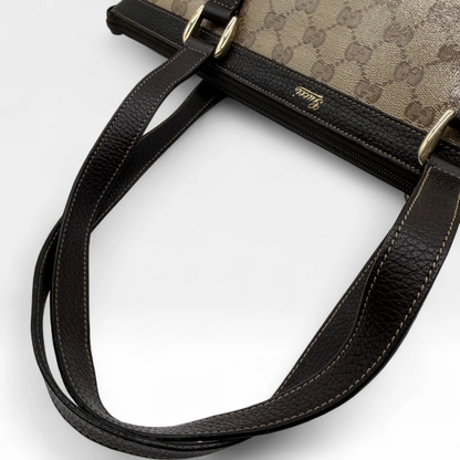 https://cdn.shopify.com/s/files/1/0564/9376/8855/files/Gucci_Handtasche_Abbey_PVC_monogram_beige_vintage_gg_handbag7987.webp?v=1759394852