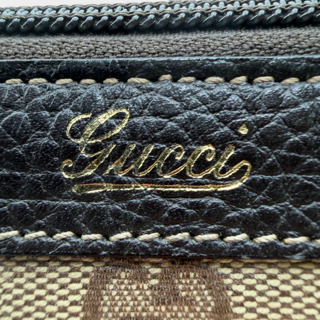 https://cdn.shopify.com/s/files/1/0564/9376/8855/files/Gucci_Handtasche_Abbey_PVC_monogram_beige_vintage_gg_handbag7988.webp?v=1759394852