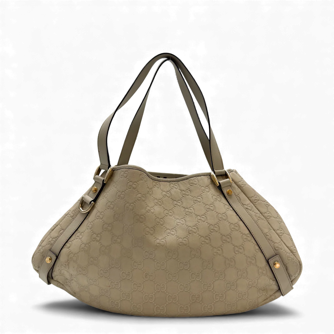 https://cdn.shopify.com/s/files/1/0564/9376/8855/files/Gucci_Handtasche_Abbey_Shopper_aus_Leder_monogram_beige_vintage_GG3573.webp?v=1764858736