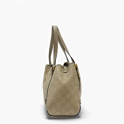 https://cdn.shopify.com/s/files/1/0564/9376/8855/files/Gucci_Handtasche_Abbey_Shopper_aus_Leder_monogram_beige_vintage_GG3574.webp?v=1764858736