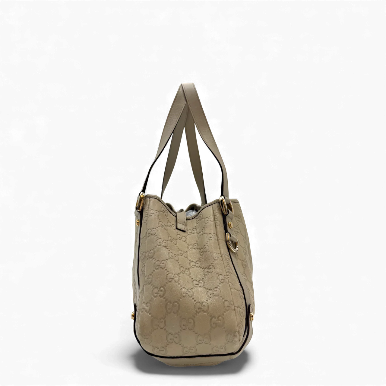 https://cdn.shopify.com/s/files/1/0564/9376/8855/files/Gucci_Handtasche_Abbey_Shopper_aus_Leder_monogram_beige_vintage_GG3575.webp?v=1764858736