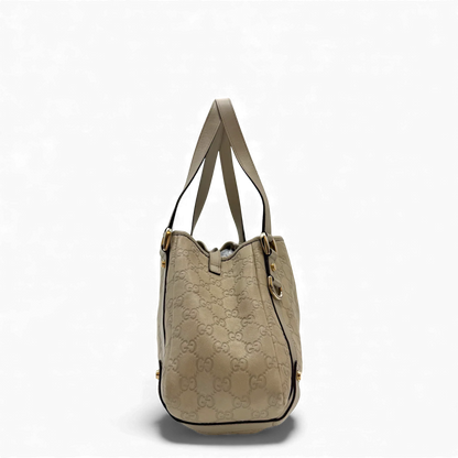 https://cdn.shopify.com/s/files/1/0564/9376/8855/files/Gucci_Handtasche_Abbey_Shopper_aus_Leder_monogram_beige_vintage_GG3575.webp?v=1764858736
