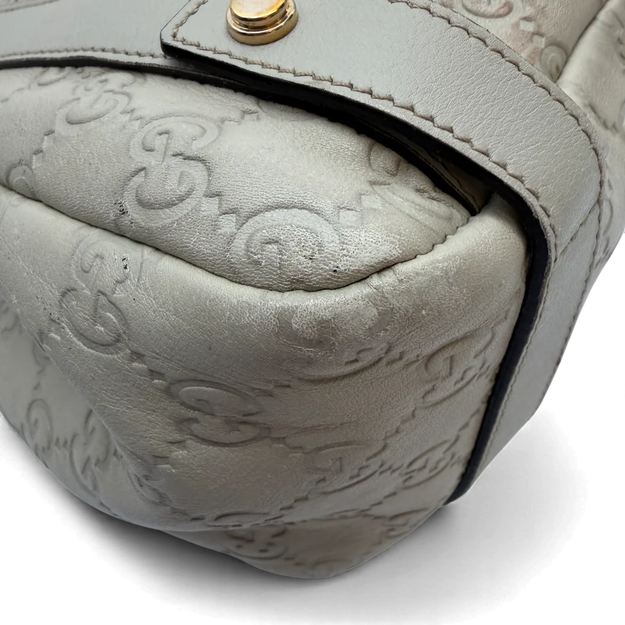https://cdn.shopify.com/s/files/1/0564/9376/8855/files/Gucci_Handtasche_Abbey_Shopper_aus_Leder_monogram_beige_vintage_GG3579.webp?v=1764858736