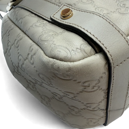 https://cdn.shopify.com/s/files/1/0564/9376/8855/files/Gucci_Handtasche_Abbey_Shopper_aus_Leder_monogram_beige_vintage_GG3581.webp?v=1764858737