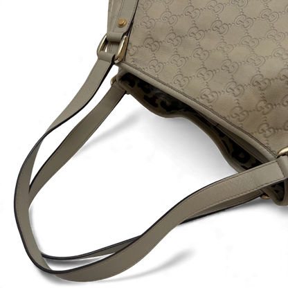 https://cdn.shopify.com/s/files/1/0564/9376/8855/files/Gucci_Handtasche_Abbey_Shopper_aus_Leder_monogram_beige_vintage_GG3582.webp?v=1764858736