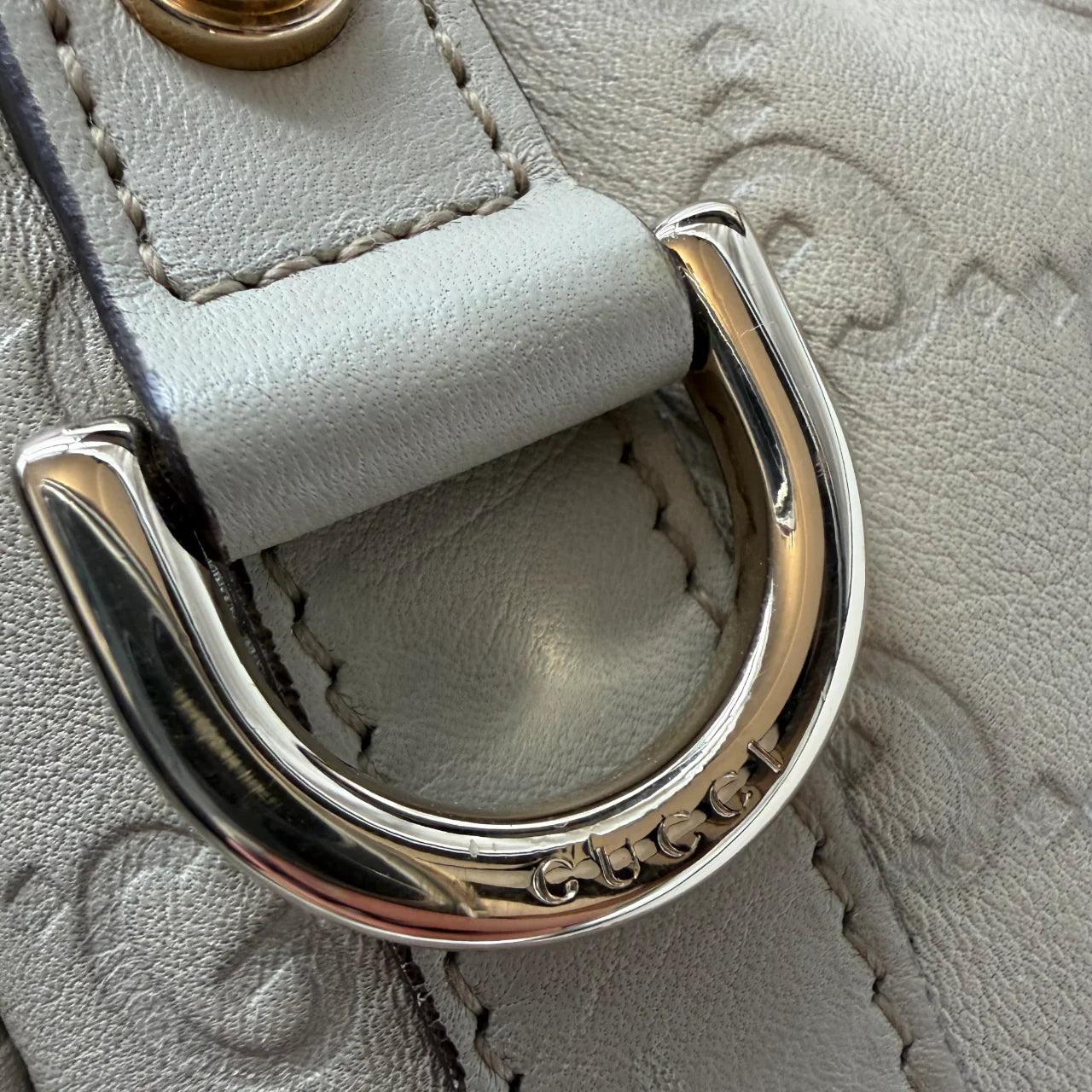 https://cdn.shopify.com/s/files/1/0564/9376/8855/files/Gucci_Handtasche_Abbey_Shopper_aus_Leder_monogram_beige_vintage_GG3584.webp?v=1764858739