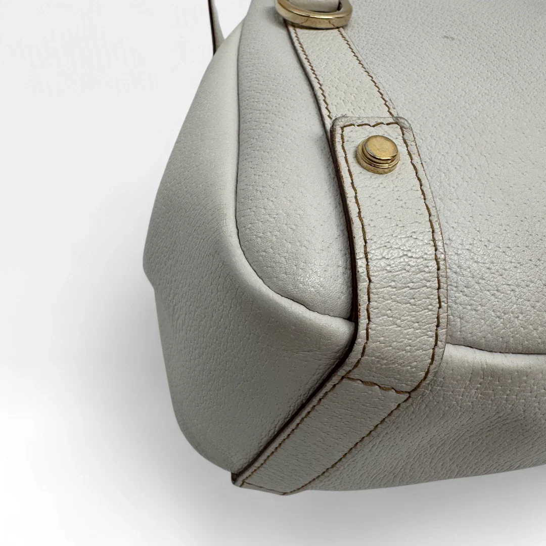 https://cdn.shopify.com/s/files/1/0564/9376/8855/files/Gucci_Handtasche_Abbey_Shopper_aus_Leder_weiss_vintage_designer_GG_handbag3594.webp?v=1757506845