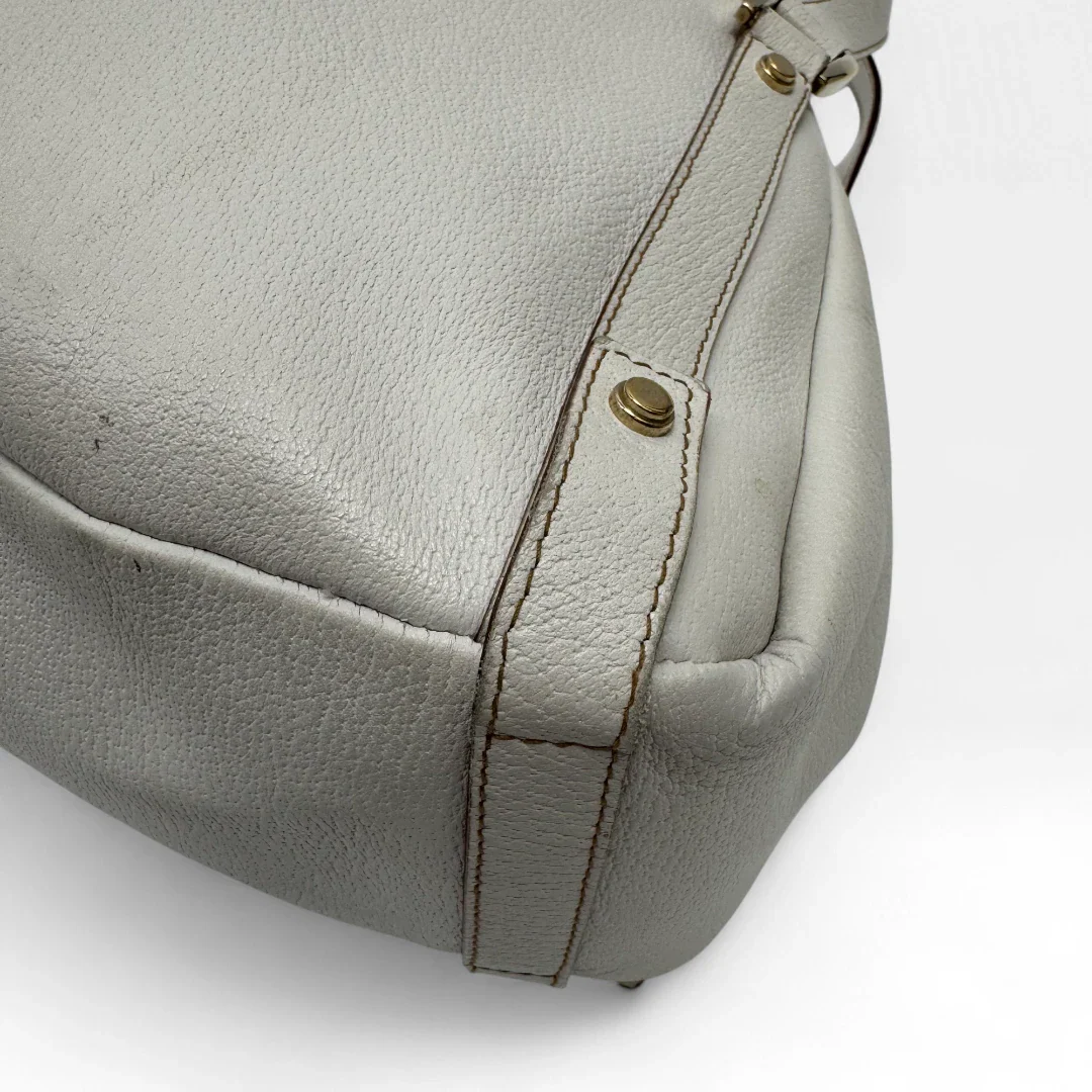 https://cdn.shopify.com/s/files/1/0564/9376/8855/files/Gucci_Handtasche_Abbey_Shopper_aus_Leder_weiss_vintage_designer_GG_handbag3597.webp?v=1757506845